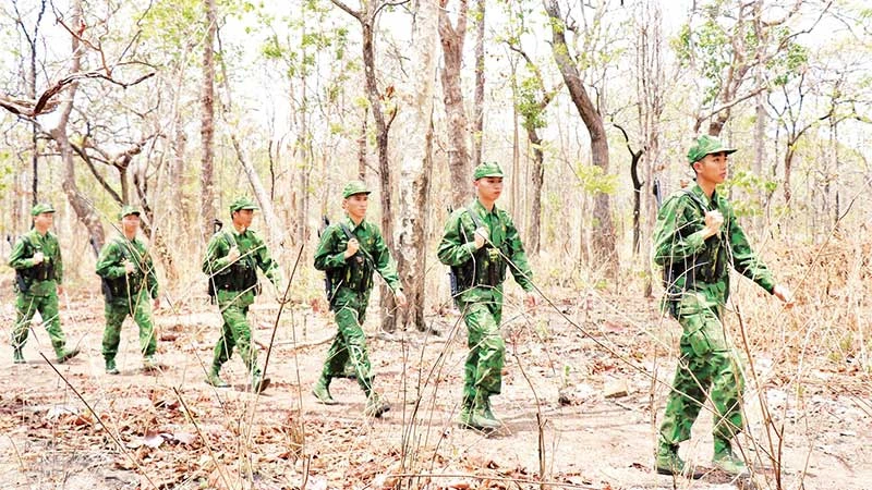 Vượt qua điều kiện khắc nghiệt ở khu vực biên giới, cán bộ, chiến sĩ Bộ đội Biên phòng Đắk Lắk luôn hoàn thành nhiệm vụ mà Đảng, Nhà nước và nhân dân giao phó. (Ảnh TTXVN)