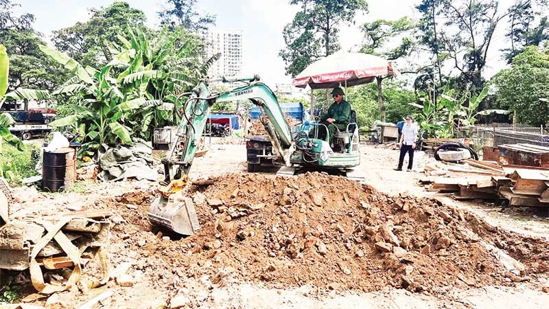 Lực lượng chức năng xã Tứ Hiệp xử lý vi phạm đất đai.