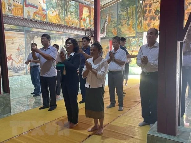 Các đại biểu thắp nén hương tưởng nhớ các thế hệ đi trước đã ngã xuống. (Ảnh: TTXVN)