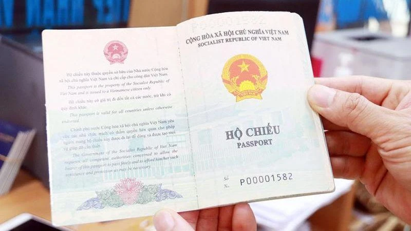 Mẫu hộ chiếu phổ thông mới. (Ảnh: Báo Công an nhân dân)