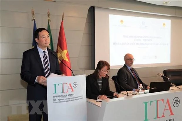 Đại sứ Dương Hải Hưng phát biểu tại Diễn đàn xúc tiến thương mại Việt Nam-Italia. (Ảnh: TTXVN)