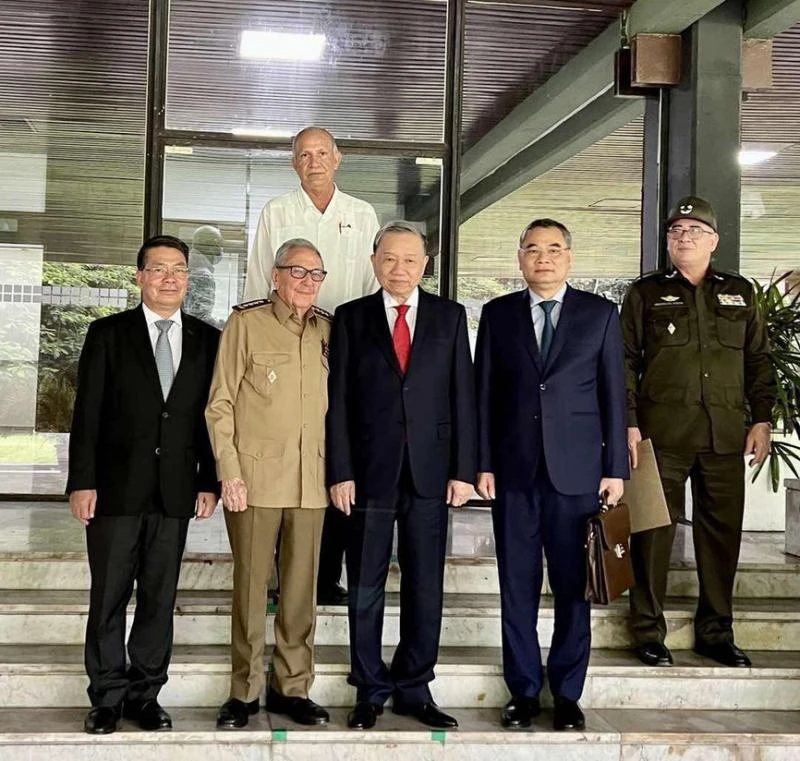 Bộ trưởng Tô Lâm thăm hỏi sức khỏe Đại tướng Raúl Castro Ruz. (Ảnh: Báo Công an nhân dân)