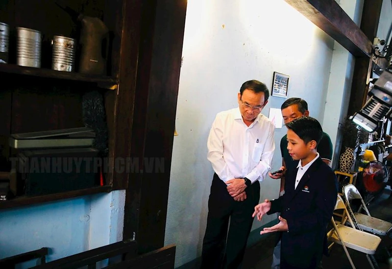 Bí thư Thành ủy Thành phố Hồ Chí Minh Nguyễn Văn Nên cùng các đại biểu tìm hiểu về căn hầm bí mật, hộp thư bí mật. (Ảnh: Trang tin điện tử Đảng bộ Thành phố Hồ Chí Minh)