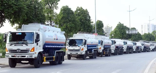 Ảnh minh họa: Xe bồn cung cấp xăng dầu tới các cửa hàng Petrolimex.