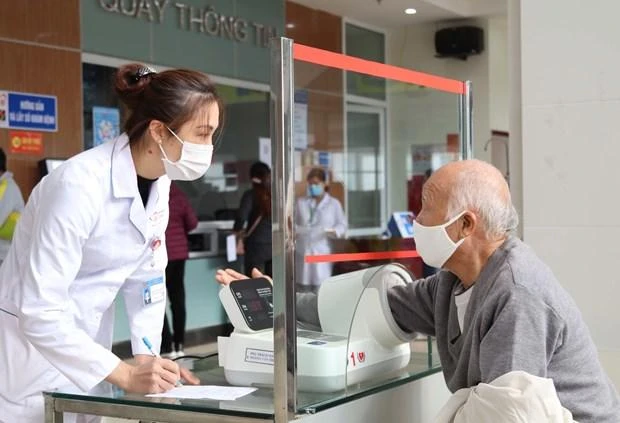 Ảnh minh họa: Người dân đi khám chữa bệnh bảo hiểm y tế. (Nguồn: TTXVN)