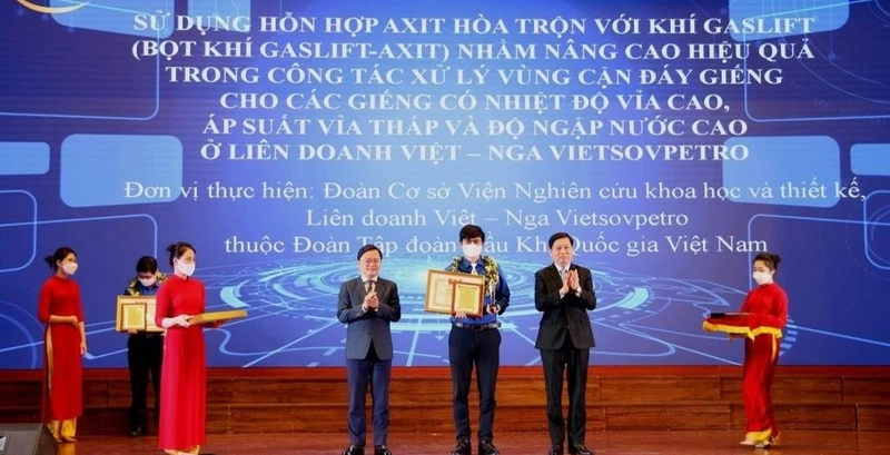 Một công trình nghiên cứu khoa học của Đoàn Thanh niên Vietsovpetro được tuyên dương. (Ảnh: Tập đoàn dầu khí Việt Nam)