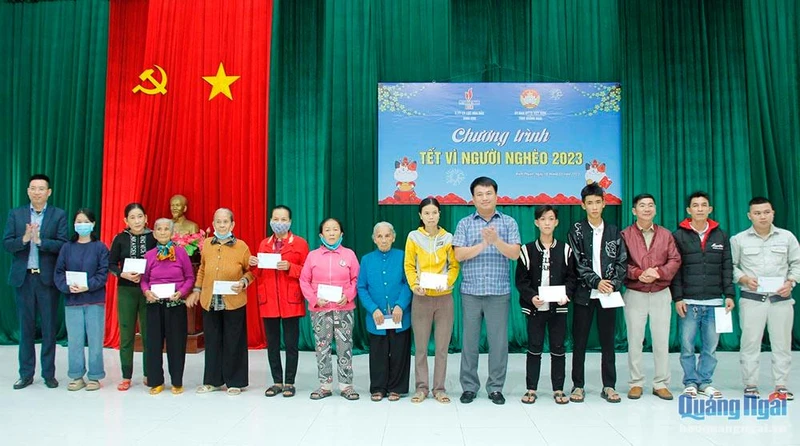 Tặng quà cho người nghèo ở xã Bình Thuận. (Ảnh: Báo Quảng Ngãi)