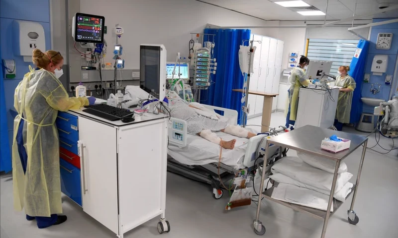 Các y tá điều trị cho bệnh nhân tại Bệnh viện Đại học Milton Keynes, Anh, ngày 20/1/2021. (Ảnh: REUTERS)