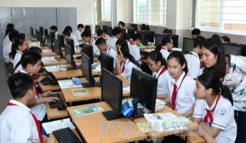 Giờ thực hành môn Tin học của học sinh Hà Nội. (Ảnh: TTXVN)
