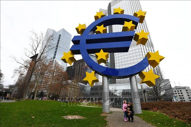 Biểu tượng đồng euro tại Frankfurt, Đức. (Ảnh: THX/TTXVN)