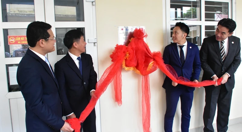 Cắt băng khánh thành dự án. (Ảnh: Báo Thừa Thiên Huế)