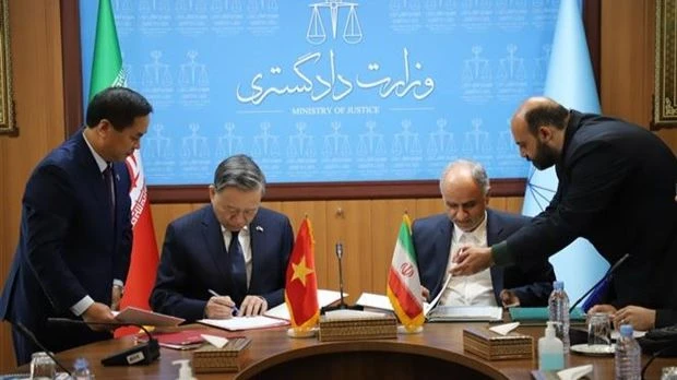 Bộ trưởng Bộ Công an Tô Lâm và Bộ trưởng Bộ Tư pháp Iran Amin Houssein Rahimi ký Hiệp định dẫn độ và Hiệp định chuyển giao người bị kết án phạt tù giữa Việt Nam và Iran. (Ảnh: TTXVN)