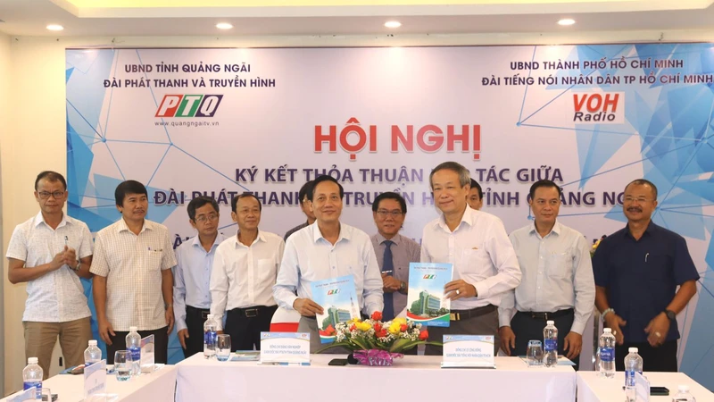 Lãnh đạo PTQ và VOH ký kết thỏa thuận hợp tác lĩnh vực công nghệ và nội dung trên sóng phát thanh. 