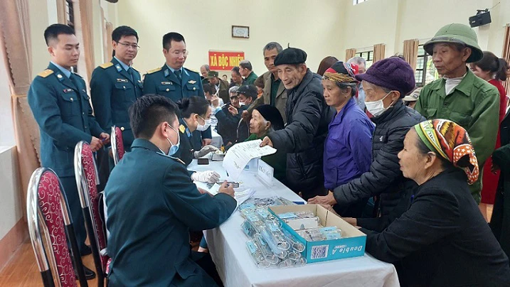 Y, bác sĩ Viện Y học phòng không-không quân khám mắt và tặng kính lão cho người cao tuổi. (Ảnh: Cổng thông tin điện tử tỉnh Thái Nguyên, huyện Định Hóa)
