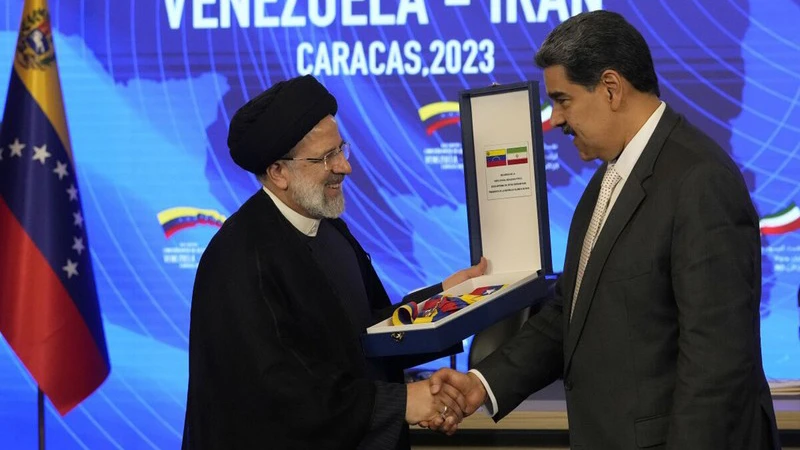 Tổng thống Iran Ebrahim Raisi (trái) gặp gỡ người đồng cấp Venezuela Nicolas Maduro. (Ảnh: AP)
