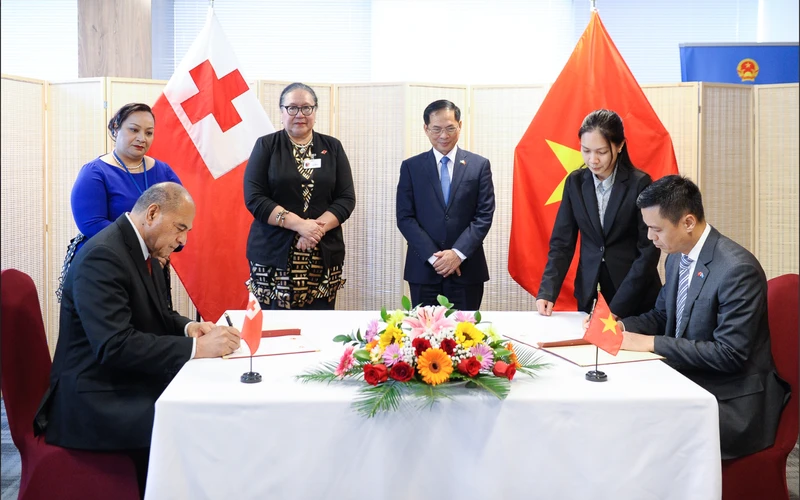 Bộ trưởng Ngoại giao Bùi Thanh Sơn gặp Bộ trưởng Ngoại giao Vương quốc Tonga Fekitamoeloa Utoikamanu chứng kiến lễ ký kết Thông cáo chung về việc thiết lập quan hệ ngoại giao Việt Nam-Tonga. (Ảnh: VGP)