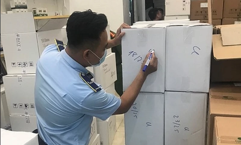 Cục Quản lý thị trường thành phố Hà Nội phối hợp Công an quận Hà Đông phát hiện và thu giữ một lô hàng số lượng lớn thực phẩm giảm cân có chứa chất cấm. (Ảnh: ĐỨC DŨNG) 