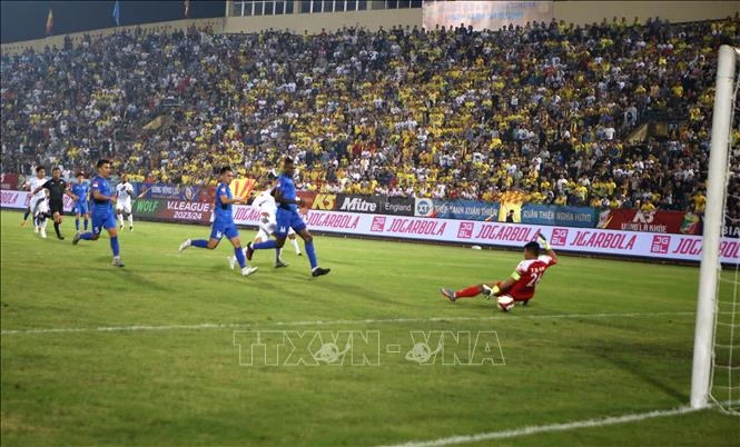 Pha tranh bóng giữa Thép Xanh Nam Ðịnh và Quảng Nam. (Ảnh: TTXVN)