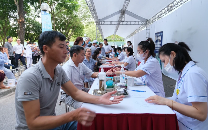 Cán bộ y tế Bệnh viện Nội tiết Trung ương khám, xét nghiệm sàng lọc bệnh đái tháo đường cho người dân.