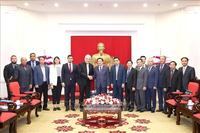 Đồng chí Phan Đình Trạc và đồng chí Wilmar Castro Soteldo với các đại biểu. (Ảnh: Phương Hoa/TTXVN)