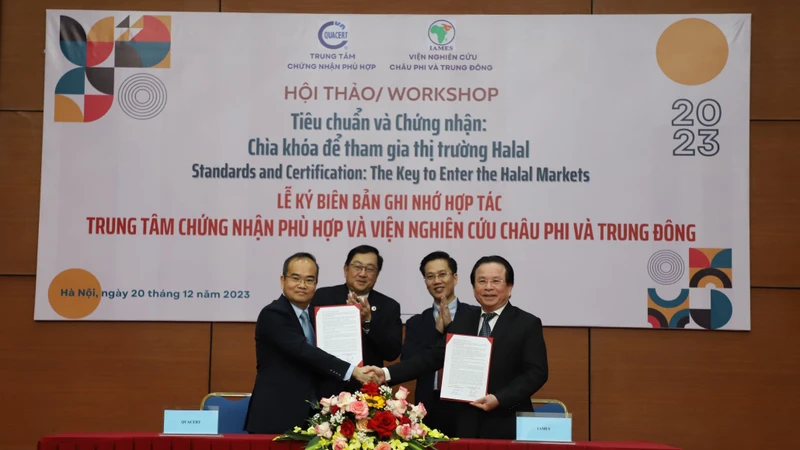 Lễ ký Biên bản ghi nhớ hợp tác giữa Trung tâm Chứng nhận Phù hợp (QUACERT) và Viện nghiên cứu châu Phi và Trung Đông.