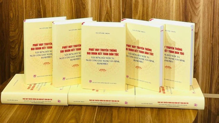 Cuốn sách Phát huy truyền thống đại đoàn kết toàn dân tộc, xây dựng đất nước ta ngày càng giàu mạnh, văn minh, hạnh phúc của Tổng Bí thư Nguyễn Phú Trọng. (Ảnh: Báo Đại đoàn kết)