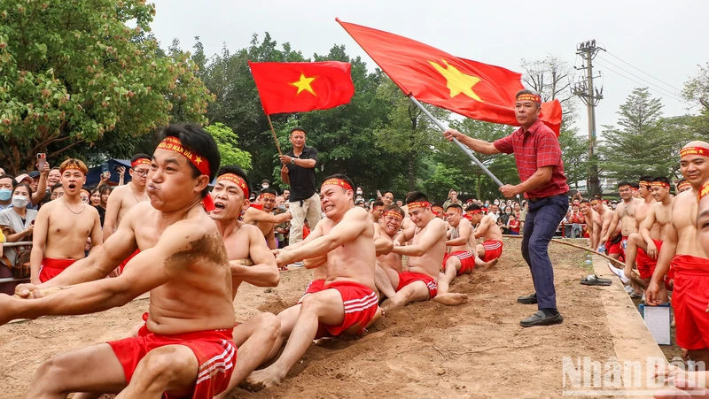 Nghi thức “kéo co ngồi” tại Lễ hội đền Trấn Vũ 2023. Ảnh: NHẬT QUANG