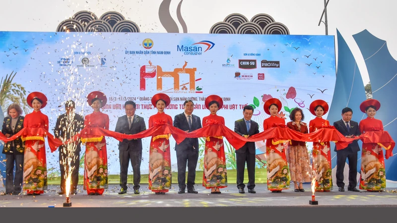 Các đại biểu cắt băng khai mạc Festival Phở 2024. Ảnh: NHẬT QUANG