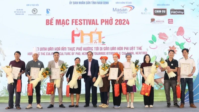 Ban tổ chức trao giấy chứng nhận tham gia Festival Phở 2024 cho đại diện các thương hiệu phở trên cả nước. 