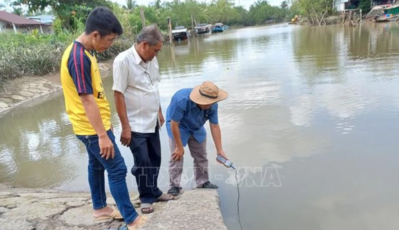 Đo mặn ở các huyện ven sông Hậu tỉnh Sóc Trăng. (Ảnh minh họa: TTXVN)