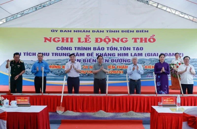 Thủ tướng Phạm Minh Chính dự khởi công công trình tôn tạo Di tích Khu Trung tâm đề kháng Him Lam, lễ gắn biển đường Phạm Văn Đồng. (Ảnh: TTXVN)