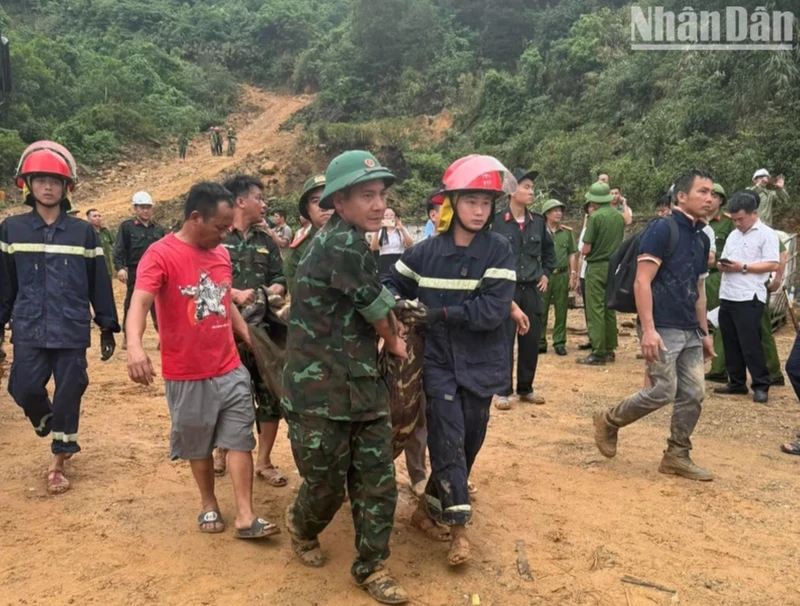 Các lực lượng chức năng vận chuyển, ứng cứu các nạn nhân.