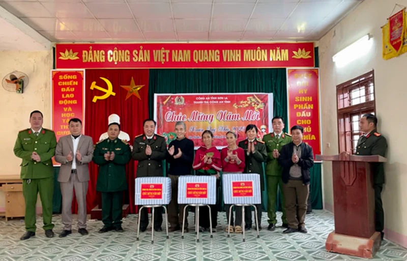 Thanh tra Công an tỉnh Sơn La đã tổ chức tặng quà cho người nghèo, người có hoàn cảnh khó khăn tại địa bàn xã Tân Xuân, huyện Vân Hồ. (Ảnh: Trang thông tin điện tử Công an tỉnh Sơn La)