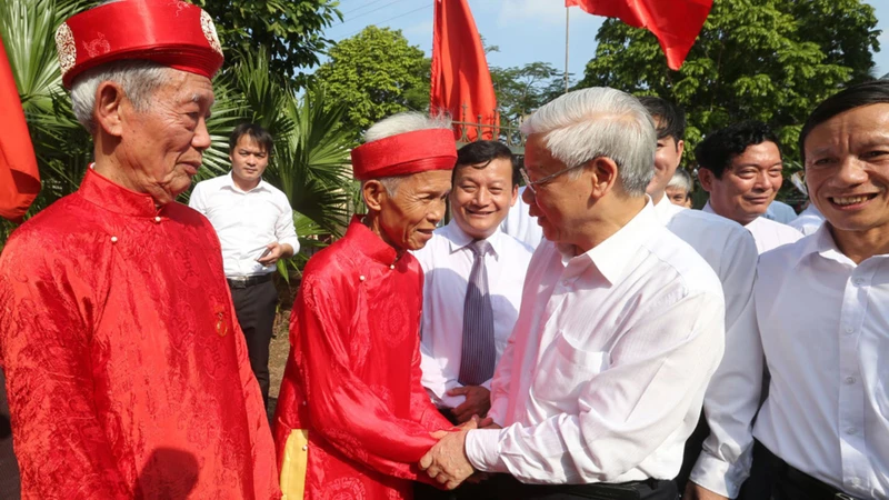 Tổng Bí thư Nguyễn Phú Trọng dự Ngày hội Đại đoàn kết toàn dân tộc với nhân dân thôn Tháp Thượng, xã Song Phượng, huyện Đan Phượng, thành phố Hà Nội. (Ảnh: TTXVN)