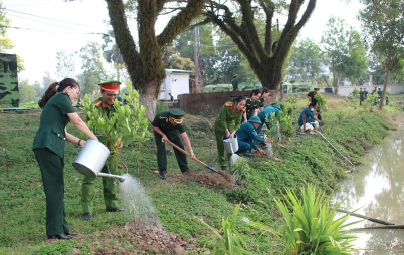 Ảnh minh họa: Bộ đội Biên phòng Kiên Giang cùng các lực lượng vũ trang và chính quyền huyện Giang Thành, tỉnh Kiên Giang trồng cây xanh.
