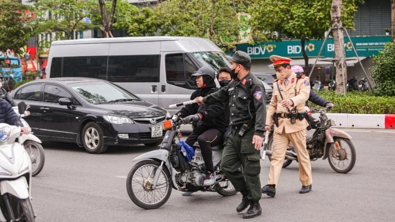 Tổ công tác đặc biệt kiểm tra trường hợp các thanh niên điều khiển xe không đội mũ bảo hiểm tham gia giao thông.