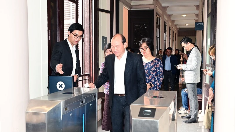 Các đại biểu tham quan Bảo tàng bằng vé điện tử in tại quầy. 