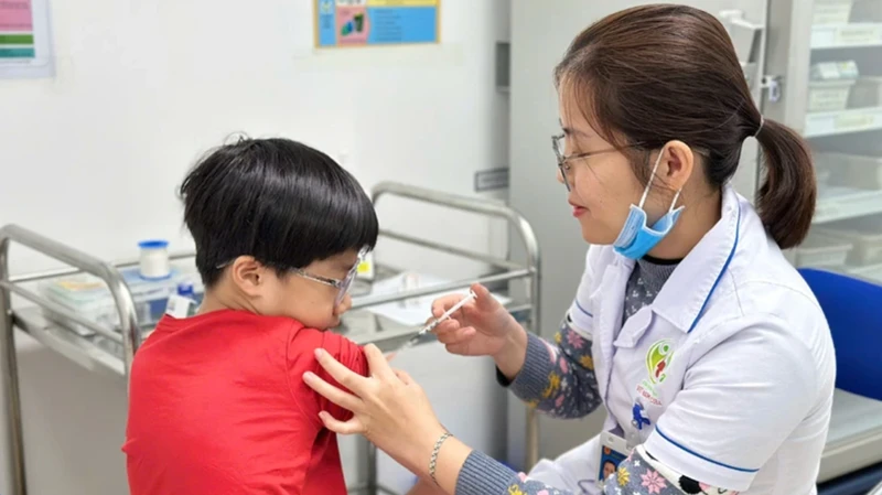 Cán bộ y tế tiêm vaccine phòng bệnh sởi cho trẻ trên địa bàn thành phố Hà Nội. 