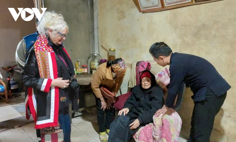 Bà Dominique De Miscault (bìa trái) tới thăm thầy then 114 tuổi tại Bình Liêu, mong muốn sẽ có thêm nhiều người biết đến văn hóa địa phương. (Ảnh: VOV)
