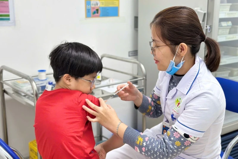 Tiêm chủng vaccine phòng bệnh sởi cho trẻ em trên địa bàn Hà Nội. (Ảnh: Duy Tuân)