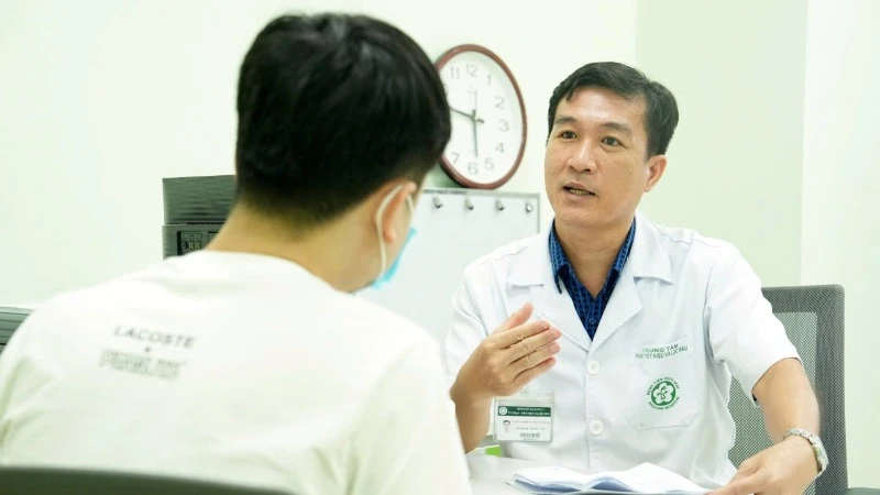 Bác sĩ khám, tư vấn sức khỏe cho người dân tại Bệnh viện Bạch Mai.