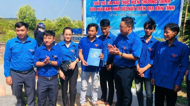 Cà Mau đã thành lập 95 Đội hình thanh niên tình nguyện với 1.244 thành viên tham gia hỗ trợ thực hiện xóa nhà tạm, nhà dột nát tại địa phương, đơn vị. (Ảnh Tỉnh đoàn Cà Mau cung cấp)