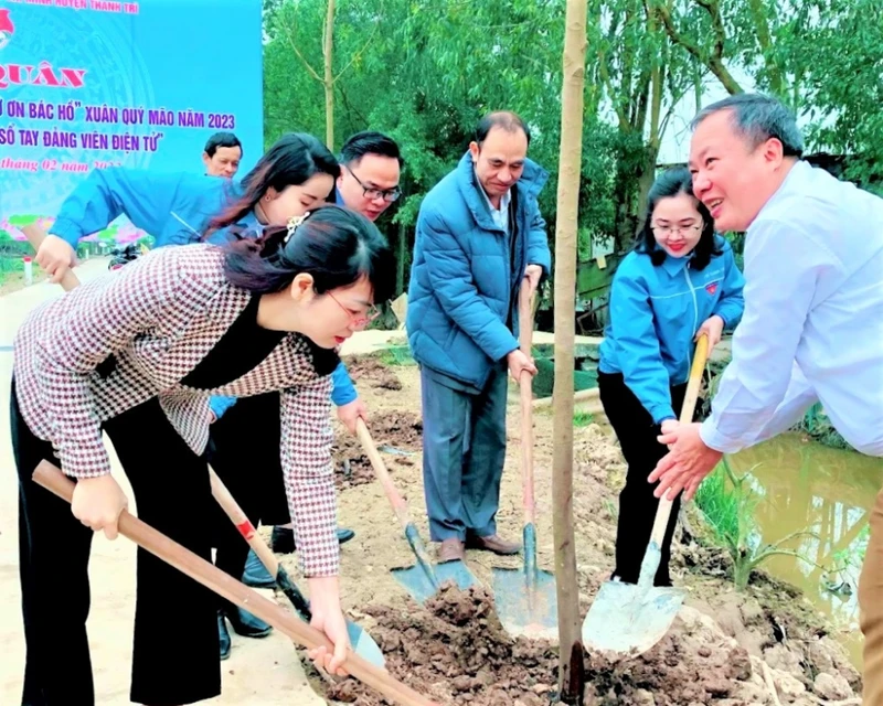 Các đại biểu cùng đoàn viên thanh niên huyện Thanh Trì trồng 25 cây sấu, hoa ban tại tuyến đường liên xã thôn Nhân Hoà-Siêu Quần, xã Tả Thanh Oai, huyện Thanh Trì.