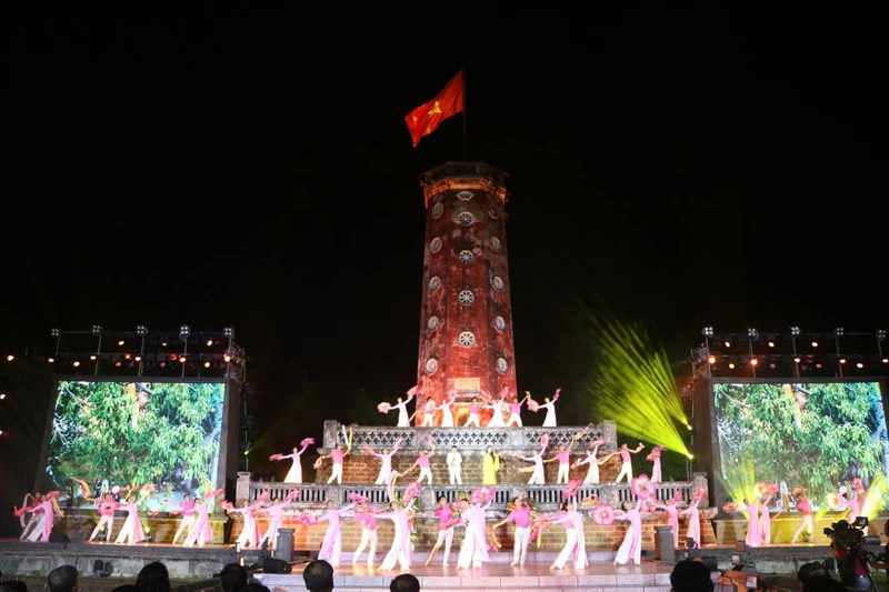 Biểu diễn văn nghệ tại không gian phố đi bộ quanh Thành cổ Sơn Tây. (Ảnh: Chí Dũng)