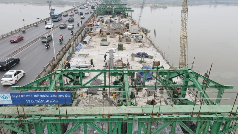 Các đơn vị đang đẩy nhanh tiến độ thi công cầu Vĩnh Tuy giai đoạn 2. (Ảnh: Nguyên Trang)