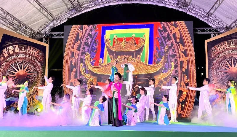 Biểu diễn nghệ thuật truyền thống trong chương trình “Xông trầm khói toả, Đồng Cổ linh thiêng”.