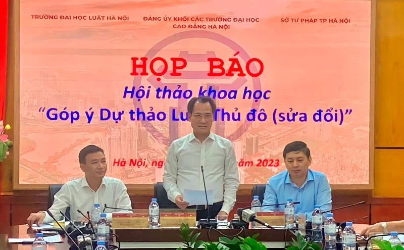 Bí thư Đảng ủy Khối các trường đại học, cao đẳng Hà Nội Nguyễn Thanh Sơn phát biểu tại họp báo.