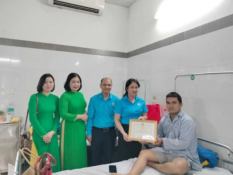 Lãnh đạo Công đoàn ngành giao thông vận tải Hà Nội và Tập đoàn Mai Linh thăm hỏi, tặng bằng khen cho lái xe Nguyễn Văn Trung vì dũng cảm cứu hai cháu nhỏ rơi xuống hồ nước.