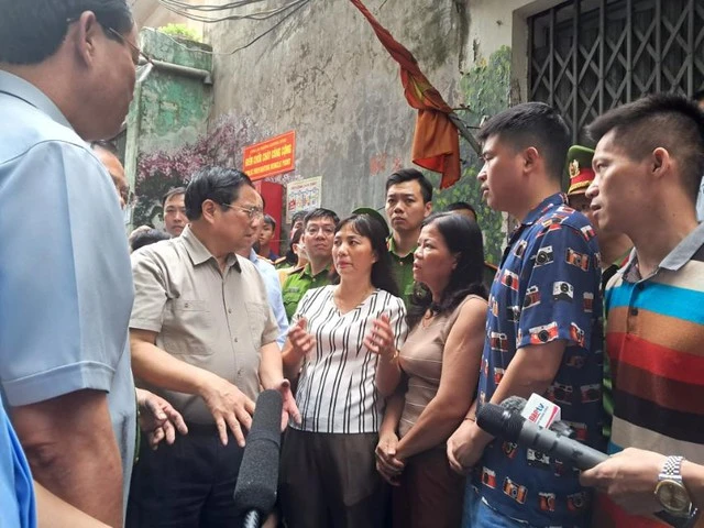 Thủ tướng Phạm Minh Chính trực tiếp tới thị sát hiện trường vụ cháy chung cư xảy ra trên địa bàn phường Khương Đình, quận Thanh Xuân, Hà Nội. (Ảnh: HỒNG PHONG)
