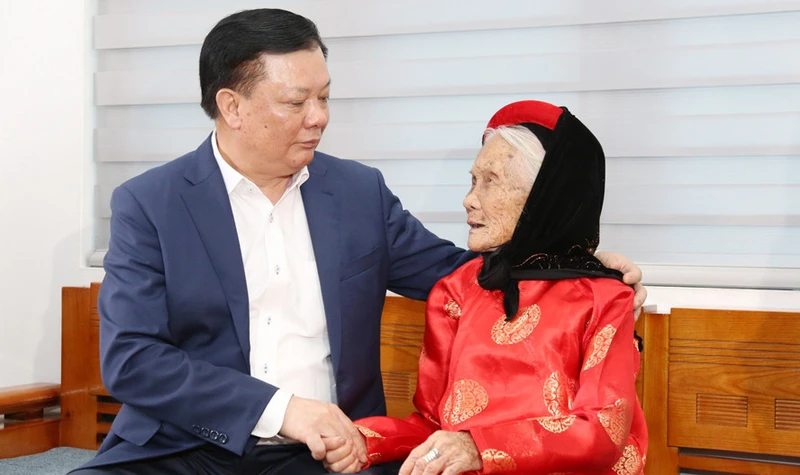 Bí thư Thành ủy Hà Nội Đinh Tiến Dũng thăm, chúc Tết Bà mẹ Việt Nam Anh hùng Bùi Thị Nhuần (xã Đặng Xá, huyện Gia Lâm) nhân dịp Tết Nguyên đán Quý Mão 2023.